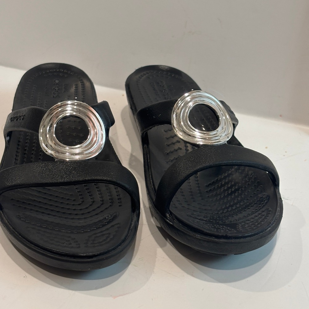 Crocs Sanrah Hammered Circle Black Silver Metallic Ring Slide Sandals Womens 6